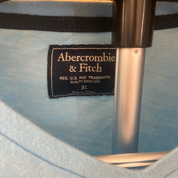 Like new American eagle v neck - Picture 2 of 2